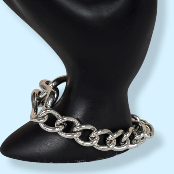 V. Metal Hook Chain Bracelet - Picture 4 of 5